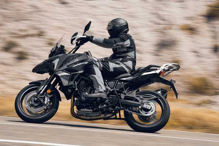 Benelli TRK 702 batte la BMW R 1300 GS