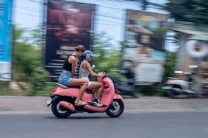 È l'incubo di chi va in moto e scooter in estate: che guaio, ecco il trucco per evitare problemi